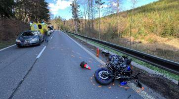 Po srážce s osobním vozidlem u Zádveřic utrpěl motorkář vážná zranění
