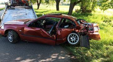 Osobní vozidlo narazilo u Skaštic do stromu. Zraněného řidiče vyprošťovali hasiči