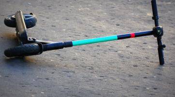 Jednasedmdesátiletý muž se v Otrokovicích zranil po pádu z elektrokoloběžky. Nadýchal 1,77 promile