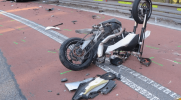 Vážná nehoda u Buchlovic: Srážka motorkáře s osobním autem si vyžádala čtyři zraněné