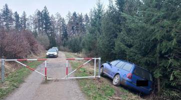 Po honičce s policií v Malenovicích havaroval řidič do příkopu. Zkoušku na drogy odmítl