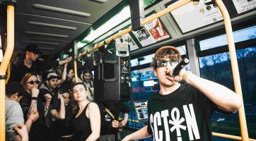 Hudební párty na palubě tří autobusů. Zlínem se opět prožene multižánrový Busfest