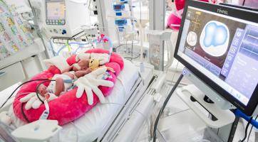 Zlínská neonatologie má nový monitor plicních funkcí novorozenců