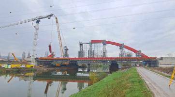 Oblouk dálničního mostu u Napajedel má barvu přesně v odstínu slavného Golden Gate Bridge