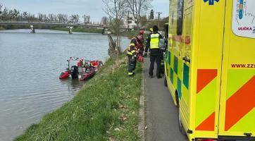 Procházka u řeky se změnila v boj o život. Silně podchlazeného muže lovili z vody hasiči