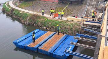 K opravě páteřního mostu v Uherském Hradišti poslouží speciální pontony