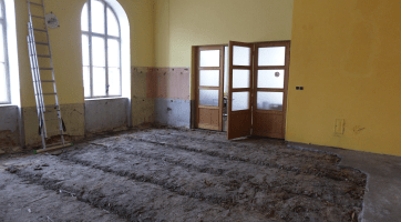 V Záhlinicích se opravuje společenský sál. Pomohla i stmelovací brigáda