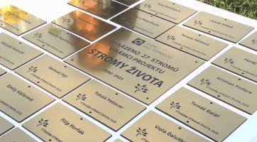 Rodiče svým dětem zasadili stromy života