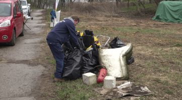 Akce Ukliďme Jarošov vyklízela z přírody plasty, tampóny i křeslo 