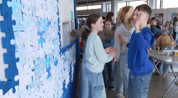 ZŠ a MŠ Šafaříkova pozvala veřejnost na Světový den porozumění autismu