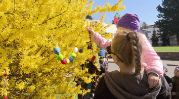 Rožnovští školáci a předškoláci vyzdobili město velikonočními ozdobami 