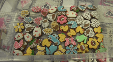 V Zarazickém centru ženy zdobily perníčky k Velikonocům 