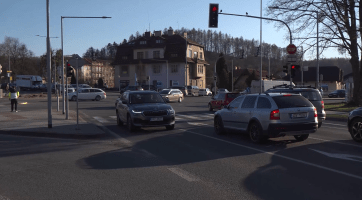 Zúžení vozovky a složitá křižovatka v Rožnově způsobují nehody