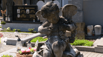 Zvýšená návštěvnost pohřebišť přináší i některé problémy