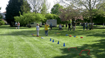 Den Země rozzářil park před otrokovickou poliklinikou pestrou paletou aktivit