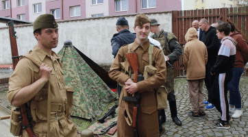 Osvobození Strážnice připomněl pietní akt s ukázkou výzbroje a výstavou