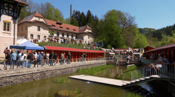 Stovky lidí ochutnávaly ve Slunečních lázních regionální víno i dobroty