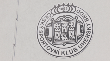 Bitumenová krytina na stadionu Lapač dosloužila, nahradila ji plechová střecha 