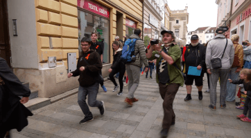 Městem prošel průvod švihlé chůze na pomoc onkologicky nemocných 