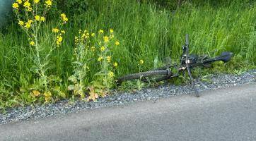 Dvanáctiletého cyklistu srazilo osobní vozidlo. Zachránila ho přilba