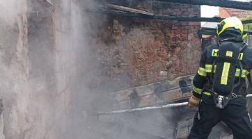 Požár rodinného domu ve Slušovicích dal hasičům pořádně zabrat
