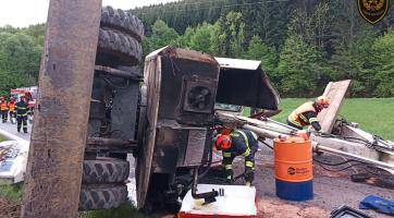 Po nehodě na D55 skončil řidič uvězněný v převráceném autě. Silnici u Valašské Polanky uzavřel pád bagru