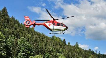 Seniorku ve Valašské Bystřici postihla mrtvice. Letěl pro ni vrtulník
