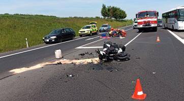 Po srážce s osobním vozidlem u Uherského Brodu utrpěl motorkář vážná zranění