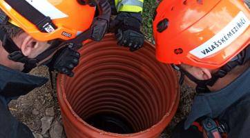Hasiči zachraňovali kočku z kanalizační šachty. Na pamlsky ji nenalákali