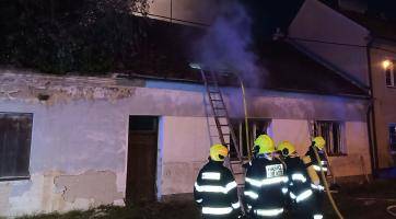 Z hořícího domu v Uherském Hradišti museli evakuovat tři osoby