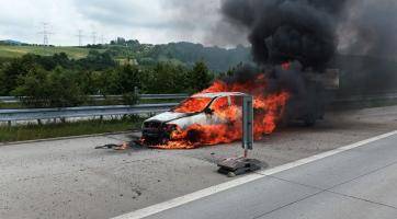 Automobil začal krátce po natankování hořet za jízdy. Při příjezdu hasičů už byl celý v plamenech