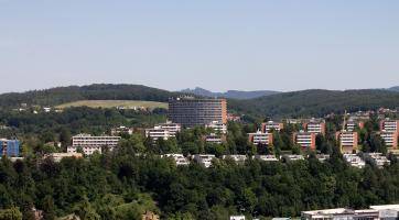 Centrální část sídliště Jižní Svahy se dočká zástavby. Město nyní chystá soutěž