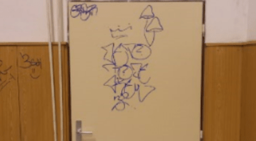 Mladík při čekání na vlak počmáral všechno, co mu přišlo pod ruku