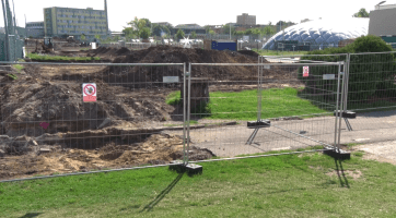 Na stadionu U Červených domků vyrůstá nová budova šaten s tribunou