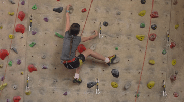 Tradiční lezecké závody přilákaly děti nejen z Rožnova, ale i dalekého okolí