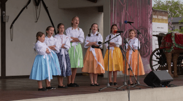 Děti tančily maminkám pro radost