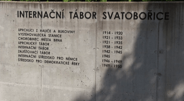 V bývalém internačním táboře uctili památku obětí války