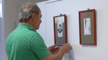 V Městském informačním centru vystavuje malíř, grafik a sochař Jindřich Karský