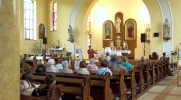 Noc kostelů v Šumicích nabídla ochutnávku mešních vín, bicí v kostele i prohlídku věže