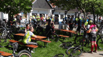 Cyklisté se vydali Na kole dětem jihovýchodním Slováckem