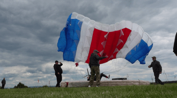 Kyjovský padáček přilákal desítky parašutistů