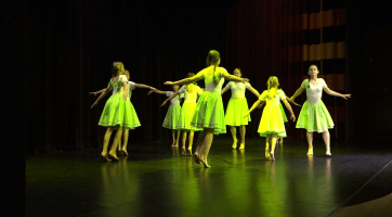 Zaplněná Janíkova stodola hostila závěrečné vystoupení tanečního oboru ZUŠ