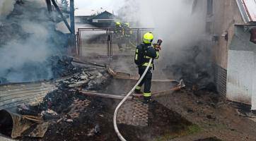 Požár stodoly v Trnavě zaměstnal 11 jednotek hasičů. Jeden člověk skončil s popáleninami v nemocnici