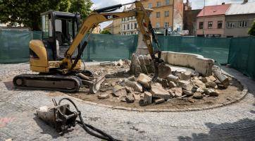 Zchátralá kašna na náměstí v Kroměříži prochází kompletní rekonstrukcí