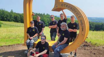 Nad Otrokovicemi vyrostl originální fotopoint v podobě dřevěného srdce