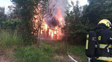 Rozsáhlý požár zničil chatku v Malenovicích. Zbylo z ní jen torzo