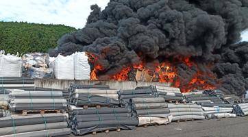 U požáru v Ludkovicích zasahuje devět jednotek hasičů. Černý kouř je vidět už z dálky