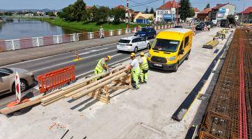 Opravy mostu v Uherském Hradišti se v červenci přesunou na druhou polovinu