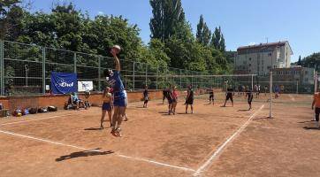 Kvalitně obsazený turnaj mixů u zlínské přehrady ovládli volejbalisté Púchova