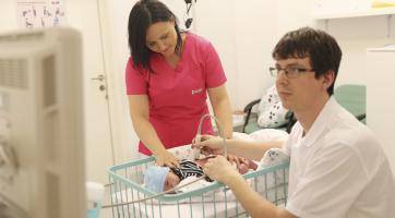 Včasný screening pomohl odhalit problémy u desítek novorozenců